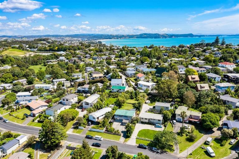 Photo of property in 62 Brian Crescent, Stanmore Bay, Whangaparaoa, 0932