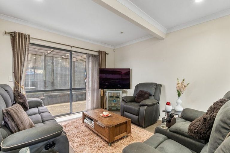 Photo of property in 96 Pitt Avenue, Clendon Park, Auckland, 2103