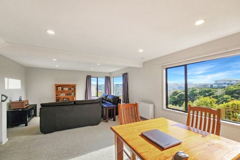 Photo of property in 82a Stewart Drive, Newlands, Wellington, 6037