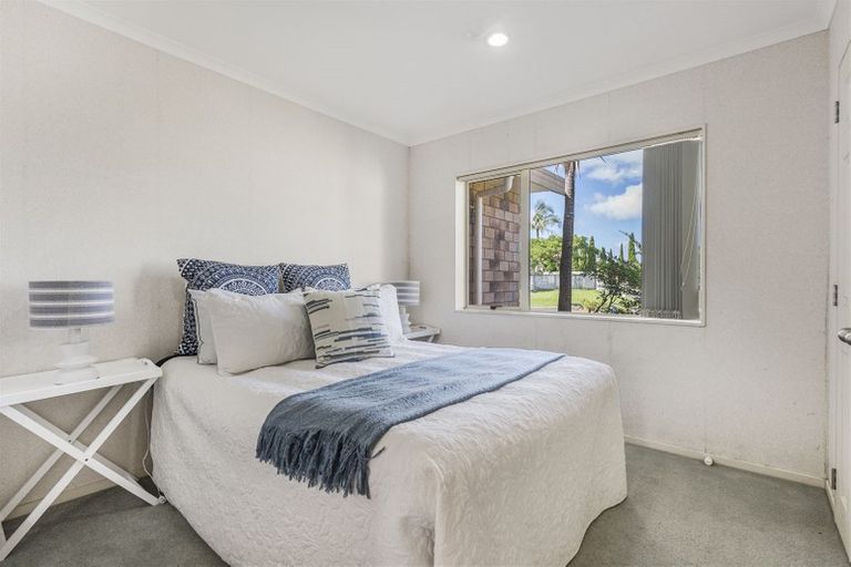 Photo of property in 5 Brosna Place, East Tamaki, Auckland, 2016