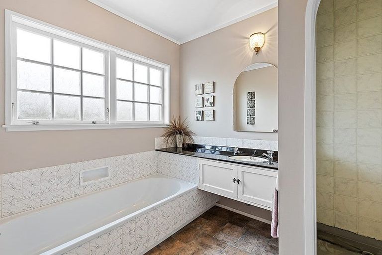 Photo of property in 71 Merriefield Avenue, Forrest Hill, Auckland, 0620