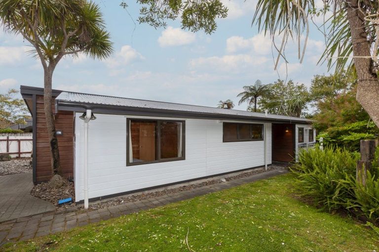 Photo of property in 1a Karaka Grove, Waikanae, 5036