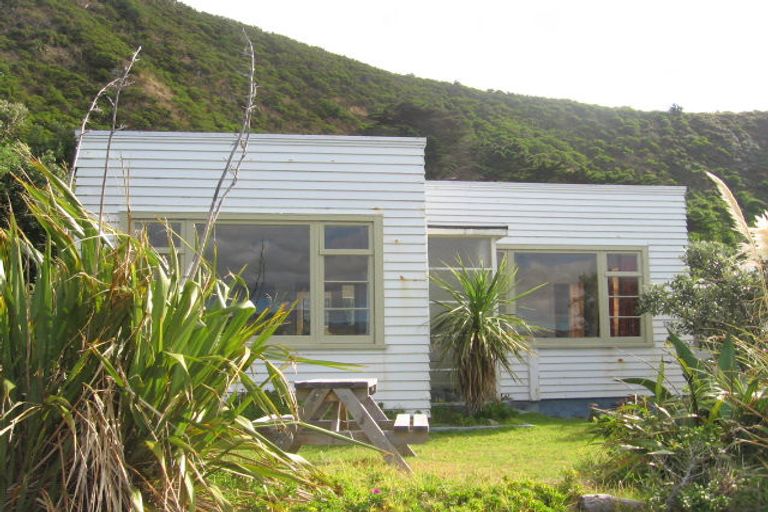 Photo of property in 192 Breaker Bay Road, Breaker Bay, Wellington, 6022