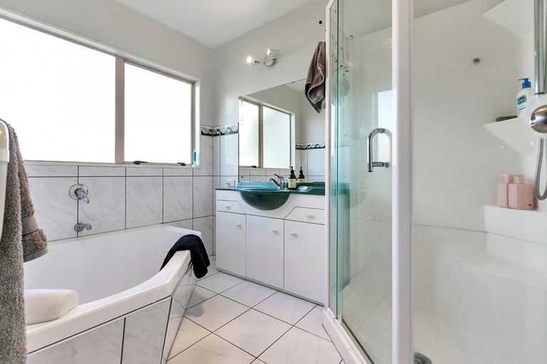 Photo of property in 3 Bridgehead Cove, West Harbour, Auckland, 0618