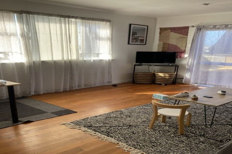 Photo of property in 36 Howard Road, Northcote, Auckland, 0627