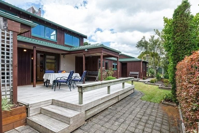 Photo of property in 8 Harrybrook Road, Green Bay, Auckland, 0604