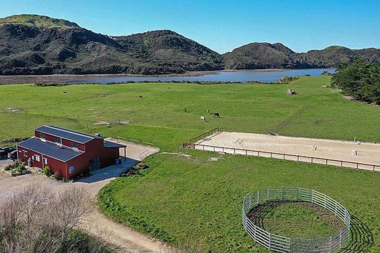 Photo of property in 102 Wharariki Road, Puponga, Collingwood, 7073