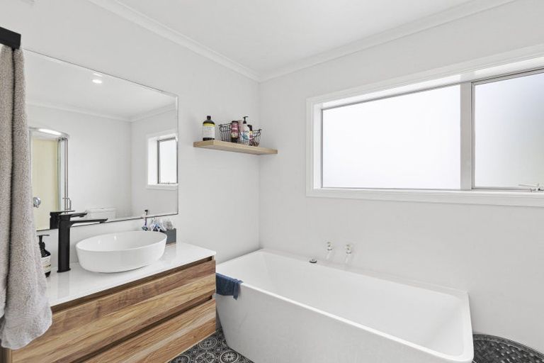 Photo of property in 124 Lower King Road, Tarurutangi, New Plymouth, 4372