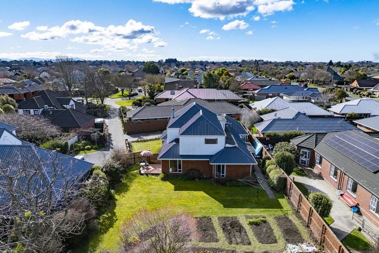 Photo of property in 18 Huntingdon Place, Avonhead, Christchurch, 8042