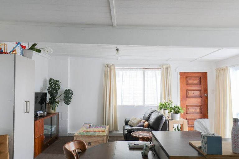 Photo of property in 116 Woodglen Road, Glen Eden, Auckland, 0602