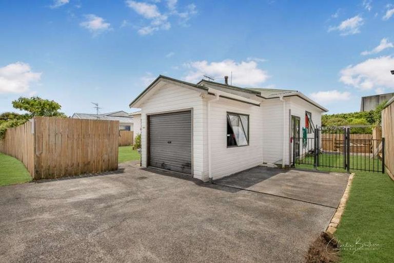 Photo of property in 2/20 Eulogy Place, Randwick Park, Auckland, 2105