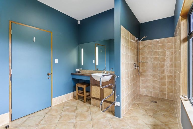 Photo of property in 318 Forest Road, Waiatarua, Auckland, 0612