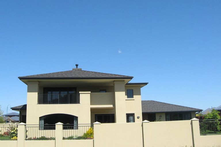 Photo of property in 40 Willowview Drive, Redwood, Christchurch, 8051