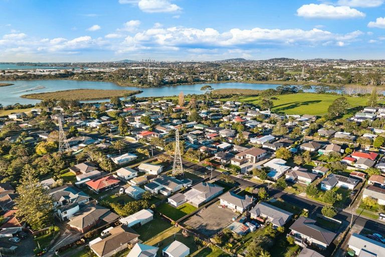 Photo of property in 24 Cobham Crescent, Kelston, Auckland, 0602