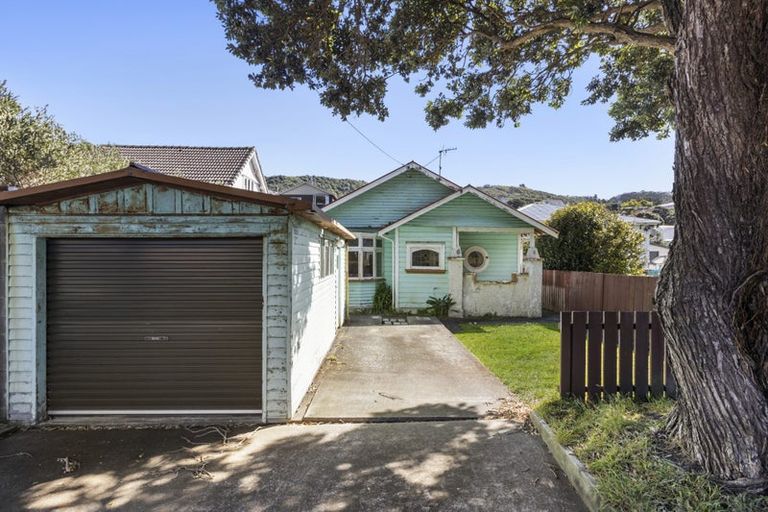 Photo of property in 32 The Parade, Island Bay, Wellington, 6023