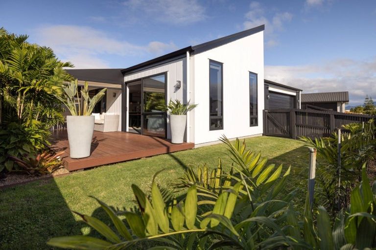 Photo of property in 28 Harding Drive, Papamoa Beach, Papamoa, 3118
