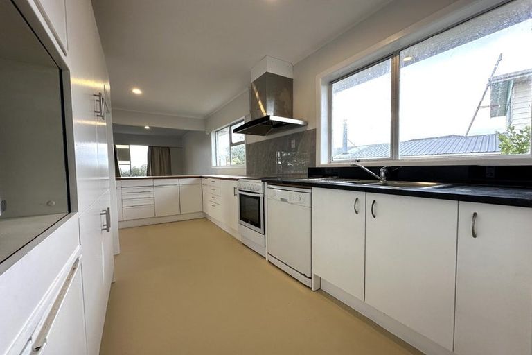 Photo of property in 19 Lydford Place, Glendene, Auckland, 0602