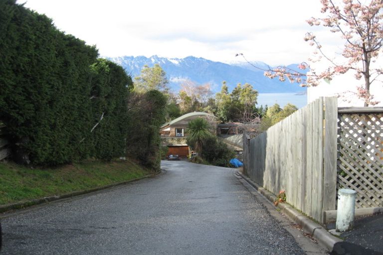 Photo of property in 6 Evergreen Place, Sunshine Bay, Queenstown, 9300