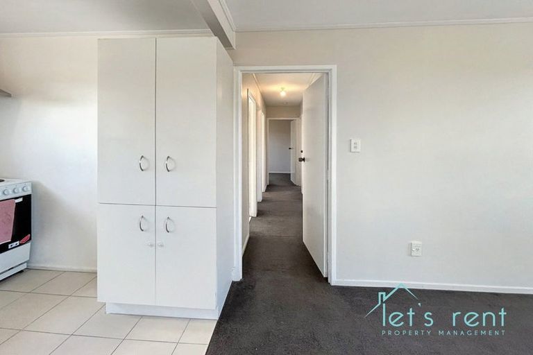 Photo of property in 18 Halloran Place, Massey, Auckland, 0614
