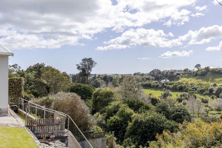 Photo of property in 100 Riversdale Drive, Merrilands, New Plymouth, 4312