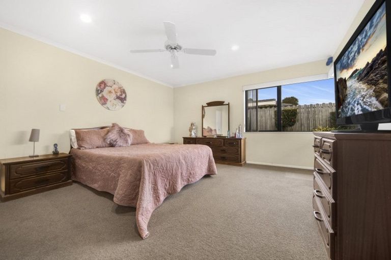 Photo of property in 18 Reremanu Place, Weymouth, Auckland, 2103