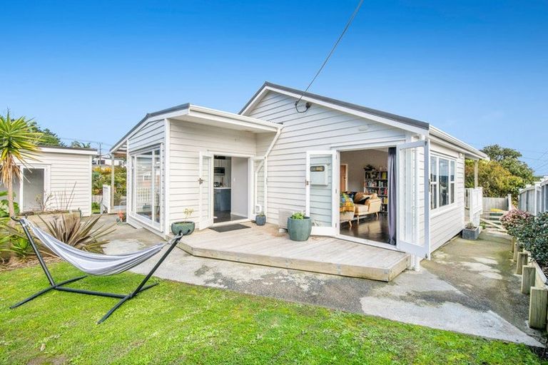 Photo of property in 16 St James Avenue, Helensville, 0800