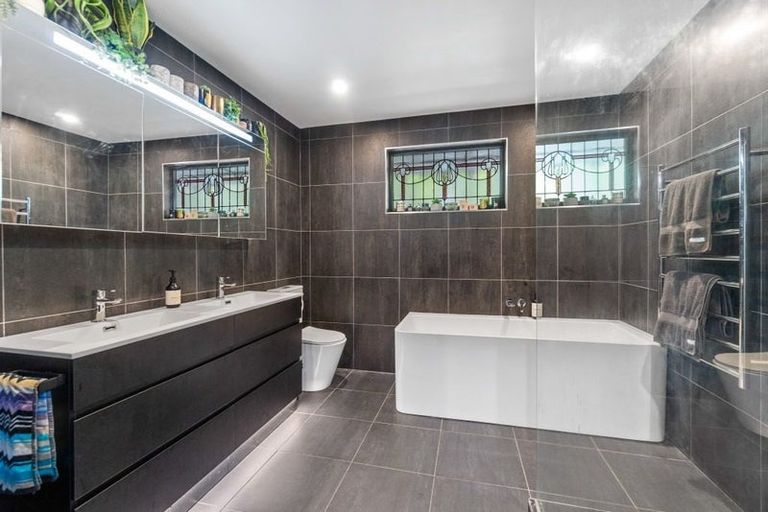 Photo of property in 31 Valley Road, Titirangi, Auckland, 0604