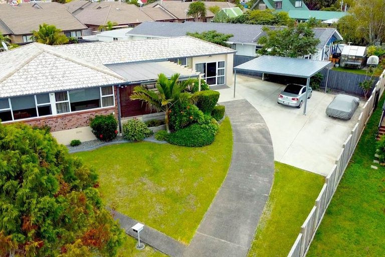 Photo of property in 13 Quibray Place, Botany Downs, Auckland, 2010