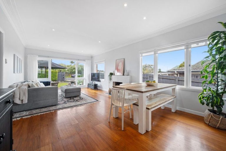 Photo of property in 20 Bradbury Road, Botany Downs, Auckland, 2010