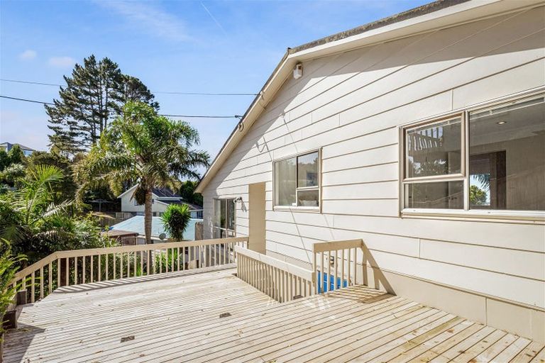 Photo of property in 2/595 Glenfield Road, Totara Vale, Auckland, 0629