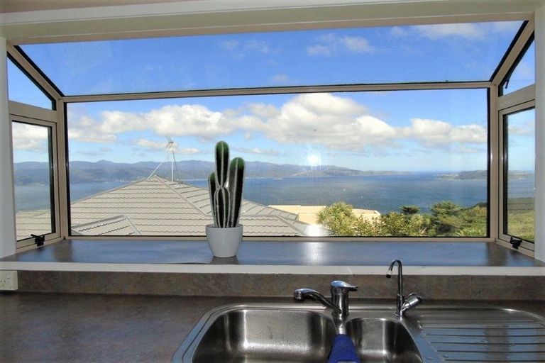 Photo of property in 52 Dress Circle, Newlands, Wellington, 6037