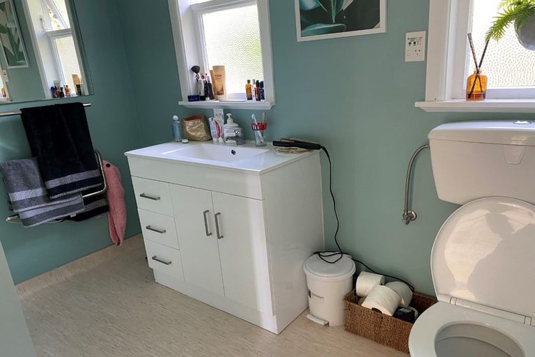 Photo of property in 60 Ruskin Road, Newlands, Wellington, 6037