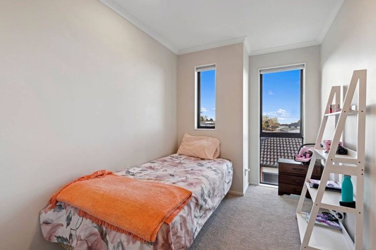 Photo of property in 10e Roberts Road, Te Atatu South, Auckland, 0610