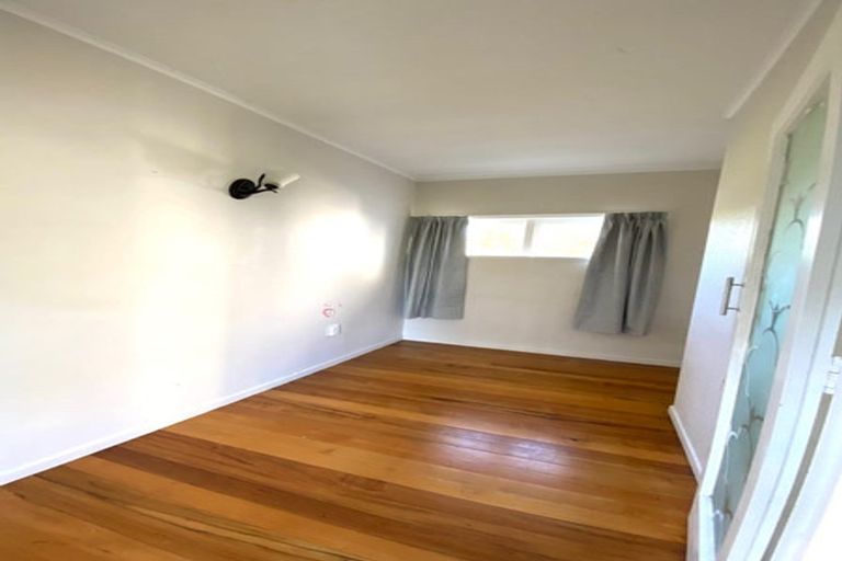 Photo of property in 18 Yeovil Road, Te Atatu Peninsula, Auckland, 0610