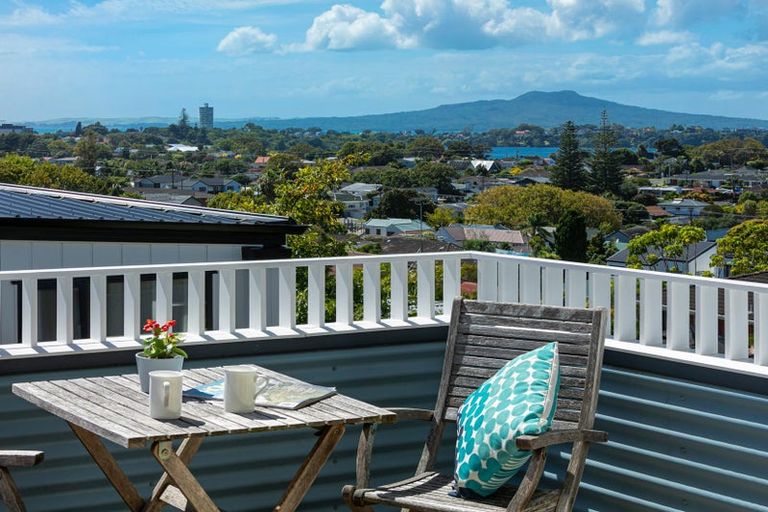 Photo of property in 39b Forrest Hill Road, Milford, Auckland, 0620