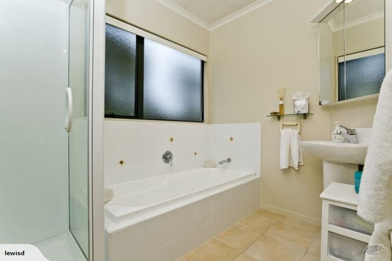 Photo of property in 1/40 Tui Glen Road, Birkenhead, Auckland, 0626