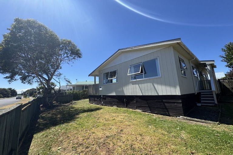 Photo of property in 72 Queens Road, Waikanae Beach, Waikanae, 5036