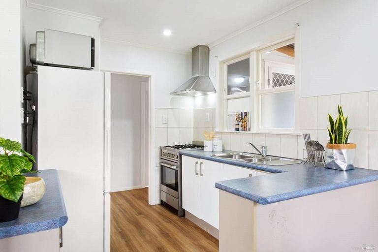 Photo of property in 51 Lauderdale Road, Birkdale, Auckland, 0626