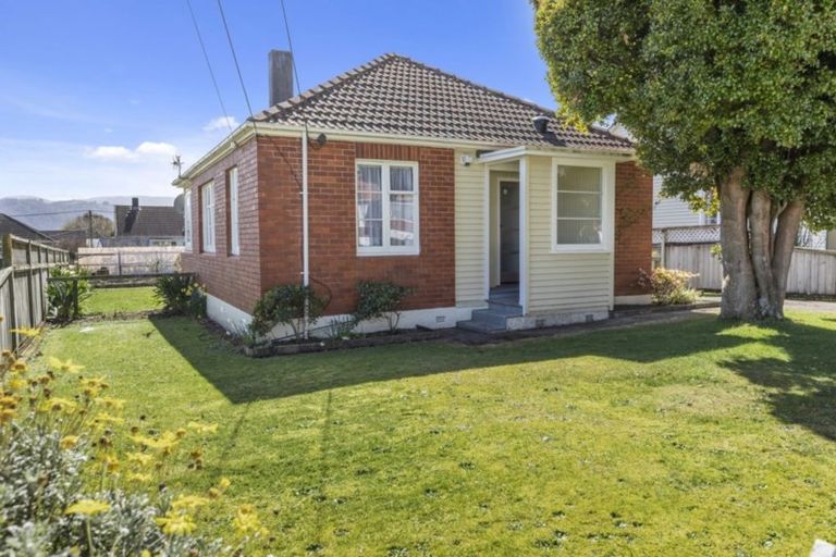 Photo of property in 127 Waddington Drive, Naenae, Lower Hutt, 5011