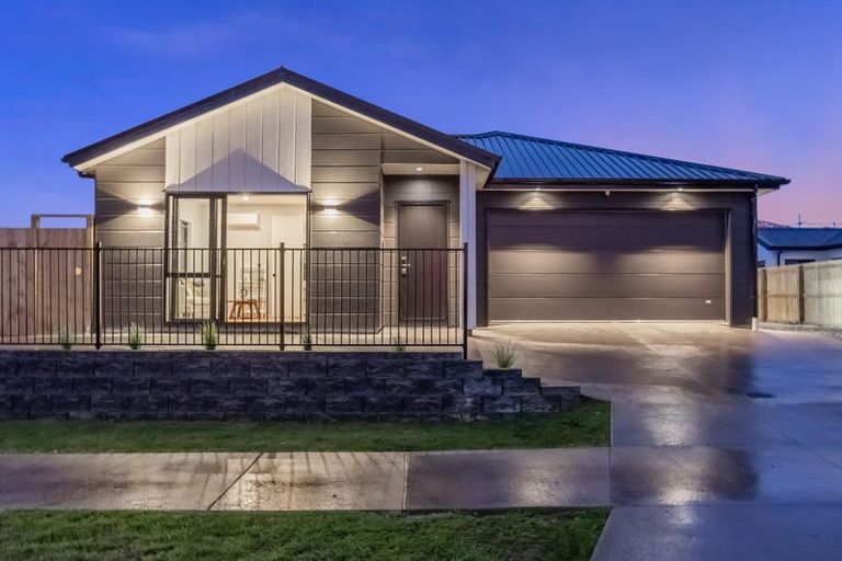 Photo of property in 15 Mcindoe Road, Kumeu, 0810