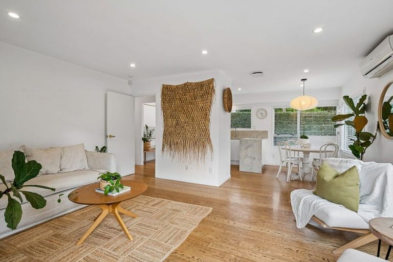 Photo of property in 2/7 Hanlon Crescent, Narrow Neck, Auckland, 0624