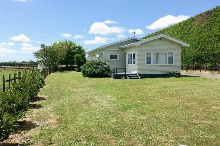Photo of property in 813 Waitakere Road, Kumeu, 0891