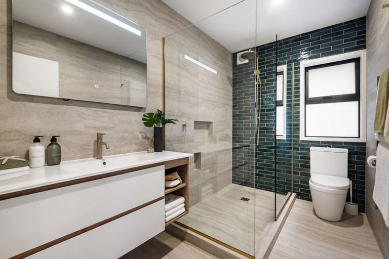 Photo of property in 5 Island Bay Road, Beach Haven, Auckland, 0626