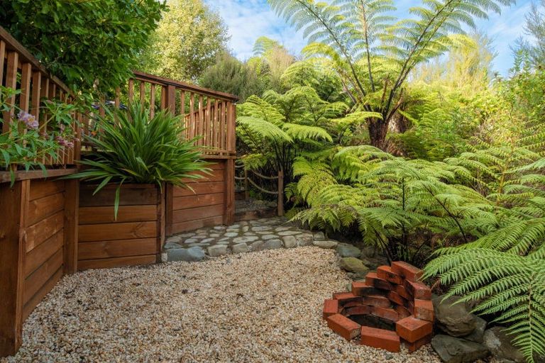 Photo of property in 24 Waimarama Street, Waikawa, Picton, 7220