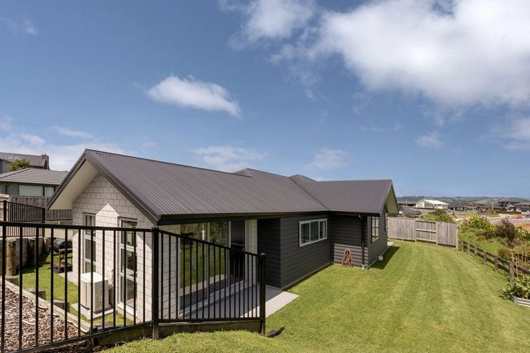 Photo of property in 14 Anglers Way, Omokoroa, 3114