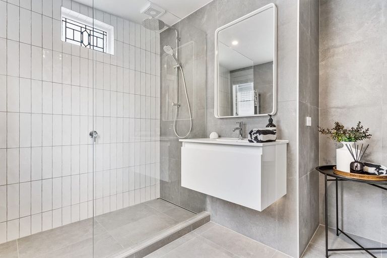 Photo of property in 7 Fairfax Avenue, Northcote, Auckland, 0627