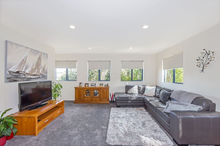 Photo of property in 18 Carento Way, Stanmore Bay, Whangaparaoa, 0932