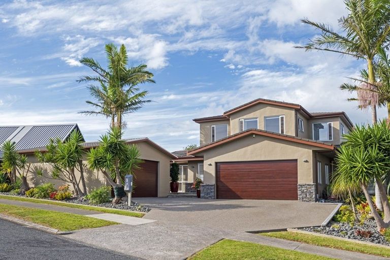 Photo of property in 3 Pounamu Place, Shelly Park, Auckland, 2014