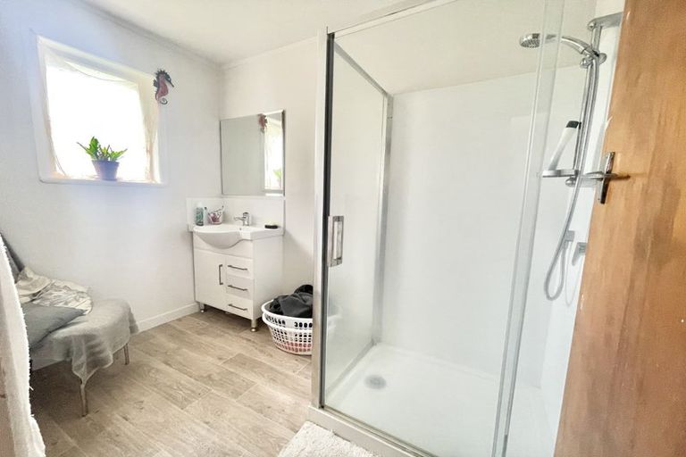 Photo of property in 5/215 Swanson Road, Henderson, Auckland, 0610