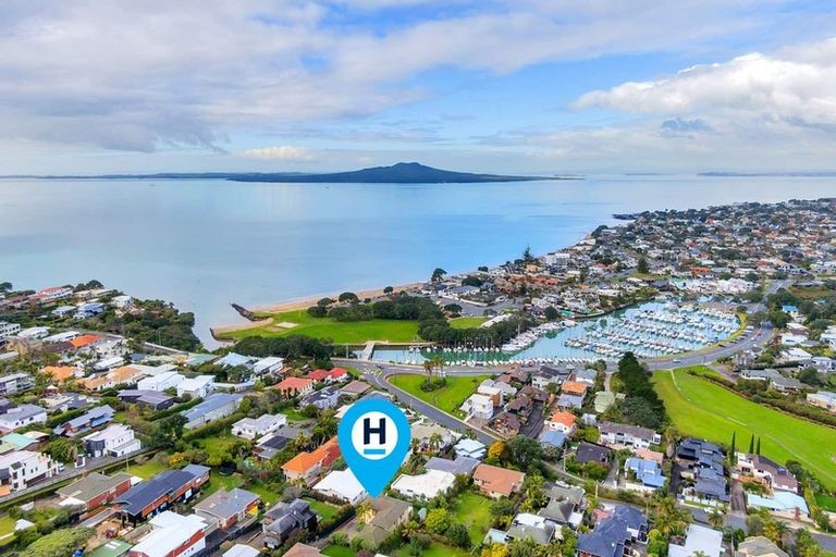 Photo of property in 2/19a Seaview Road, Castor Bay, Auckland, 0620